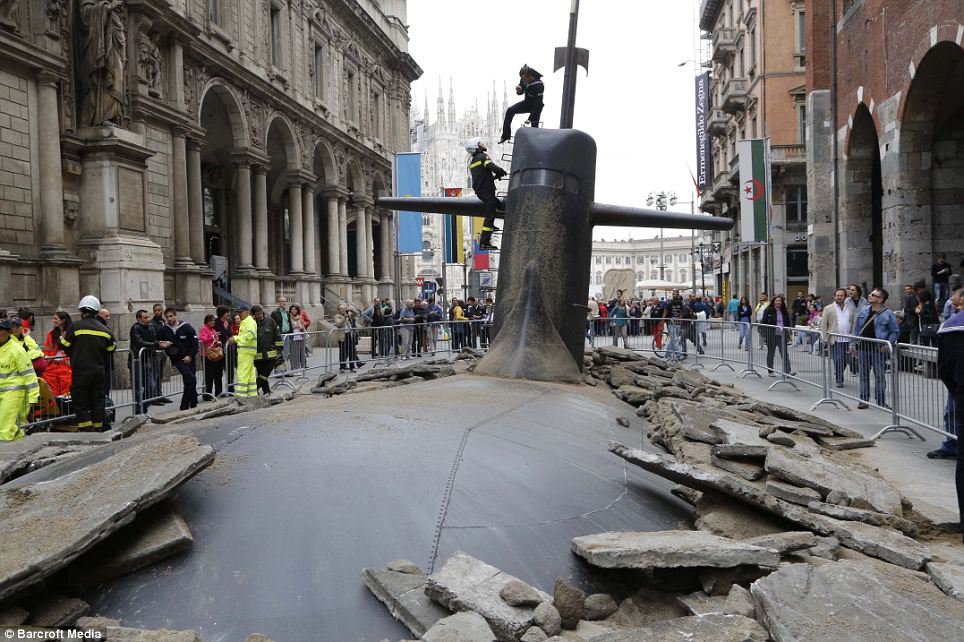 Подводница изплува посредата на Милано!