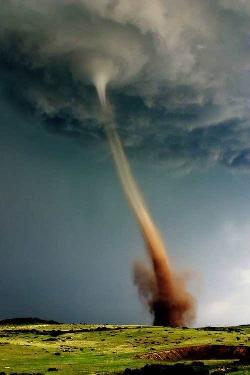 Уникална снимка на разрушително торнадо