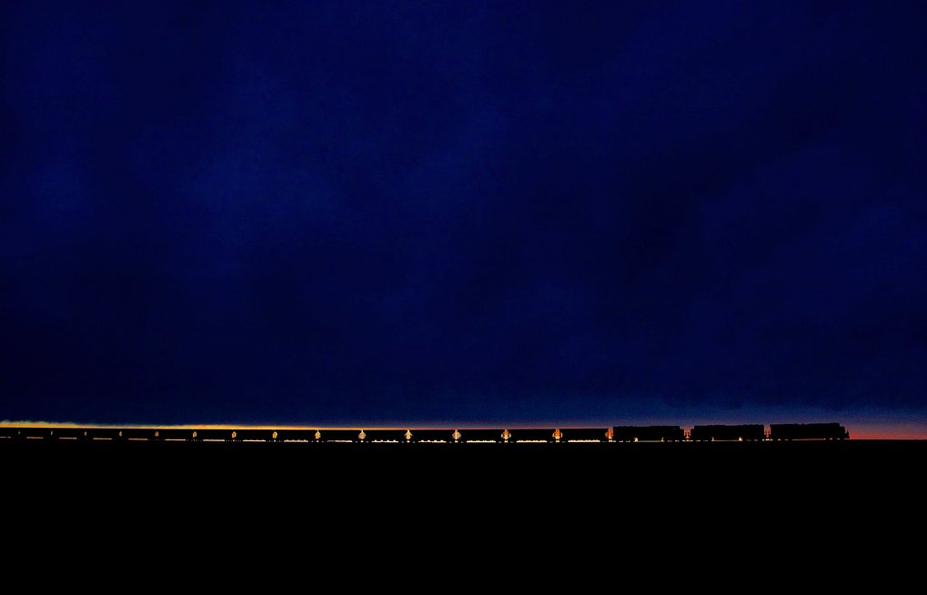 Преминаващ влак в ноща