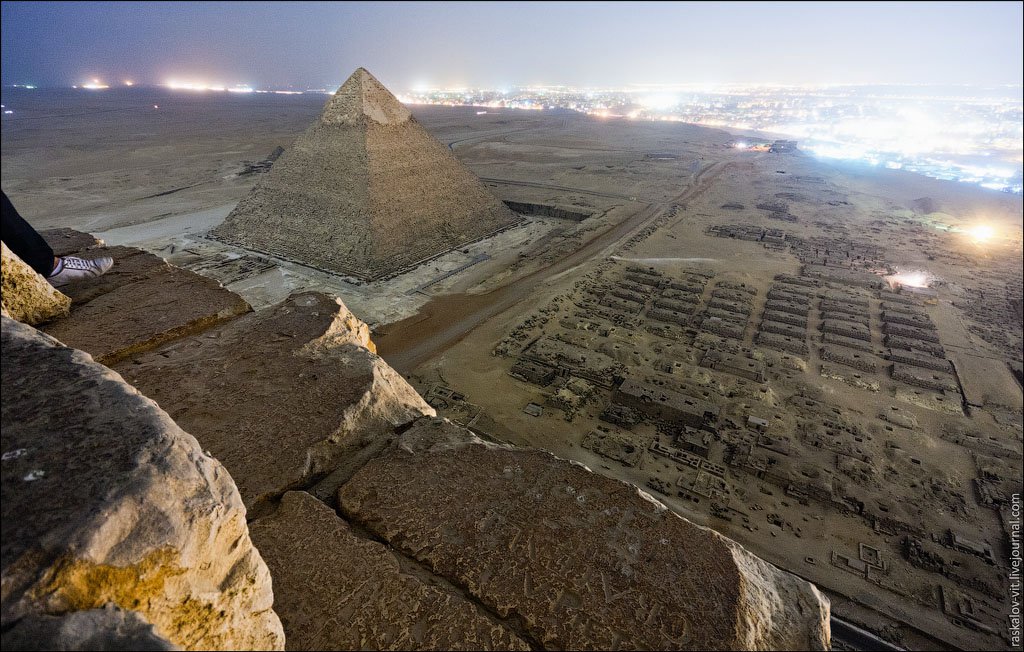 Още забранени снимки от върха на пирамидите в Египет